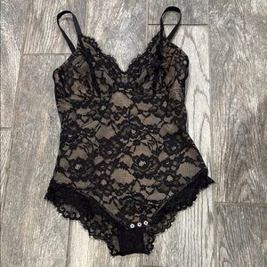 NWT • Popilush Lace Bodysuit • Size S